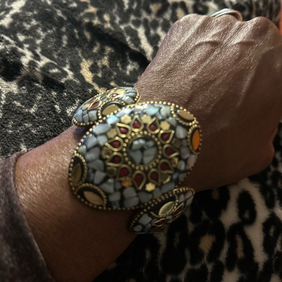 Brass cuff. Heavy quality. Mother pearl and coral inlaid.  Nice. Hand made - Picture 3 of 8